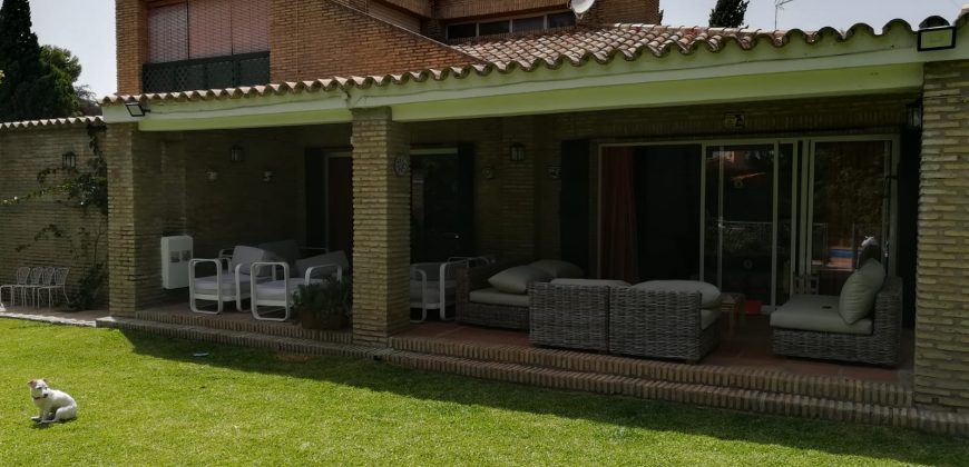 426, se alquila en JULIO casa con espectacular jardin