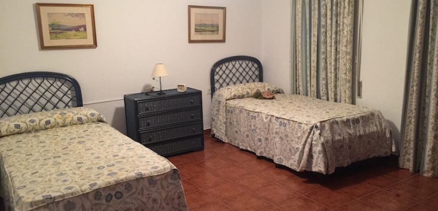 426, se alquila en JULIO casa con espectacular jardin