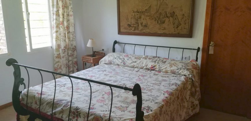 426, se alquila en JULIO casa con espectacular jardin
