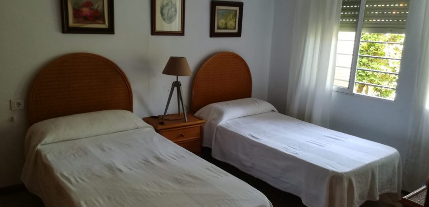 426, se alquila en JULIO casa con espectacular jardin