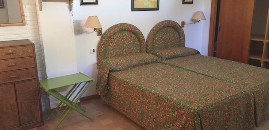 426, se alquila en JULIO casa con espectacular jardin