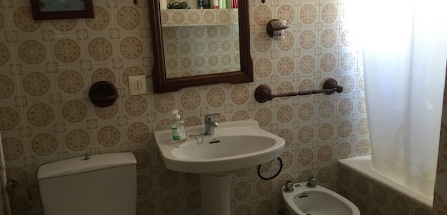 426, se alquila en JULIO casa con espectacular jardin