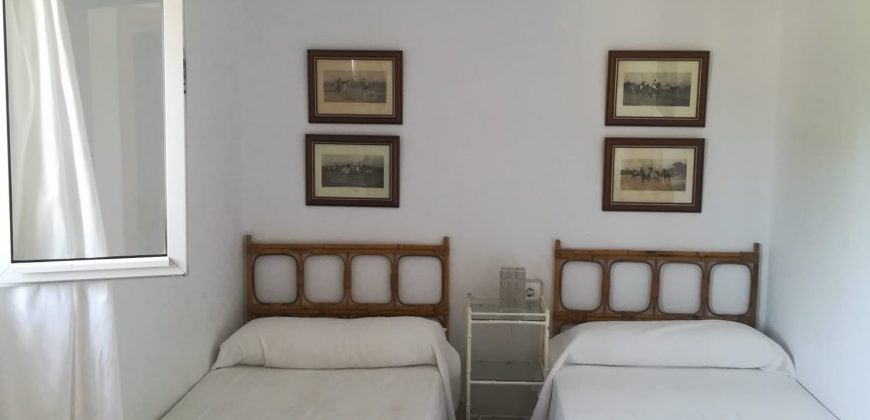 426, se alquila en JULIO casa con espectacular jardin
