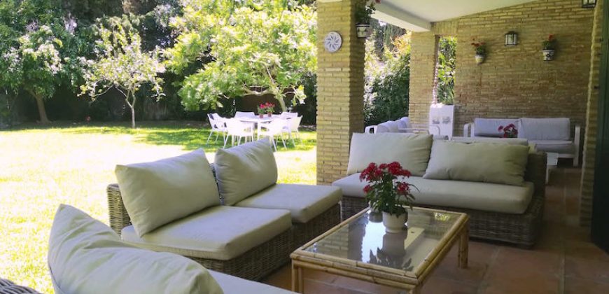 426, se alquila en JULIO casa con espectacular jardin