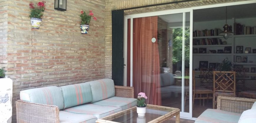 426, se alquila en JULIO casa con espectacular jardin