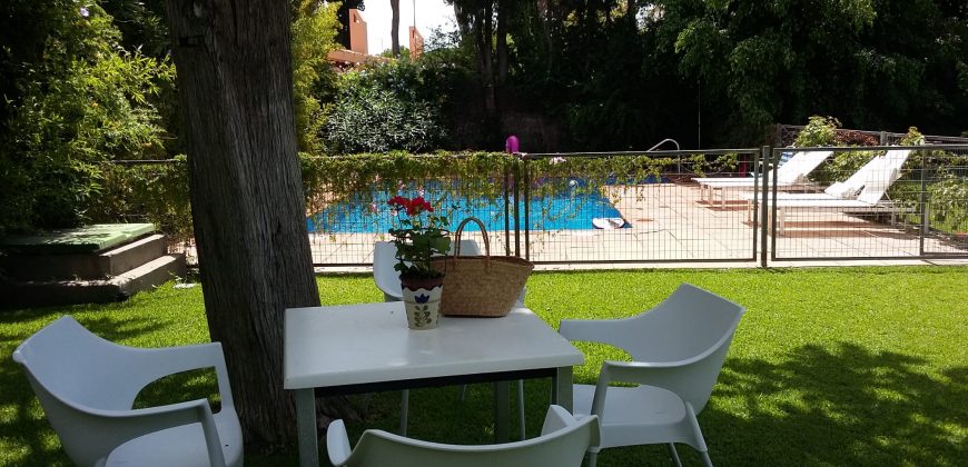 426, se alquila en JULIO casa con espectacular jardin