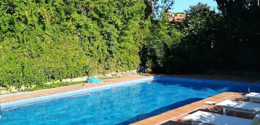 426, se alquila en JULIO casa con espectacular jardin