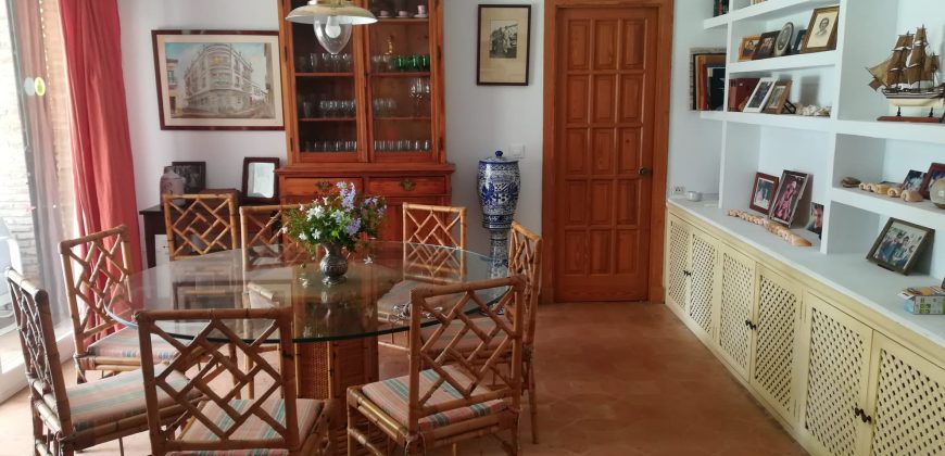 426, se alquila en JULIO casa con espectacular jardin