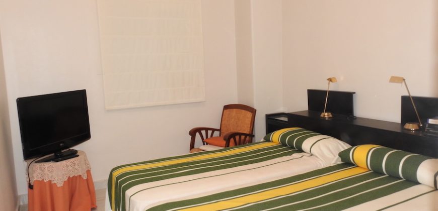 698, disponible en Junio hasta 15 Julio adosado al lado de la playa